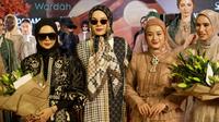 Wardah bekerja sama dengan dua desainer Indonesia, Vivi Zubedi dan Khanaan Shamlan, di Dubai Modest Fashion Week. (dok. Wardah)