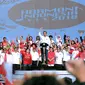 Presiden RI, Joko Widodo (tengah) menyapa peserta Harmoni Indonesia 2018 di Kompleks Gelora Bung Karno, Jakarta, Minggu (5/8). Harmoni Indonesia adalah bernyanyi bersama secara serentak lagu-lagu kebangsaan di 34 kota. (Liputan6.com/Helmi Fithriansyah)