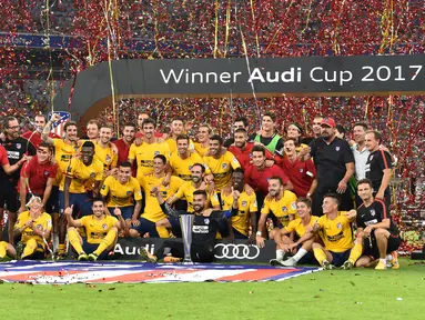 Tim Atletico Madrid merayakan kemenangannya setelah meraih trofi pada final Audy Cup 2017 di Munchen, Jerman (2/8). Atletico menang 5-4 atas Liverpool lewat adu penalti setelah bermain imbang 1-1. (AFP Photo/Christof Stache)