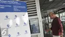 Seorang warga mendaftarkan diri untuk layanan gratis Transjakarta di halte Ragunan, Jakarta, Kamis (6/10). Transjakarta berikan layanan gratis untuk lansia, penyandang difabel dan anggota veteran RI.(Liputan6.com/Yoppy Renato)