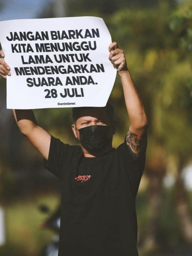 Gading Marten mengangkat poster untuk meminta suara (Instagram)