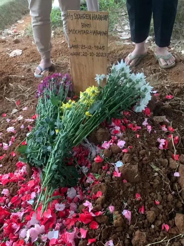 Ibunda sineas Azhar Kinoi Lubis meninggal dunia. (Foto: Dok. Instagram @kinoizky)