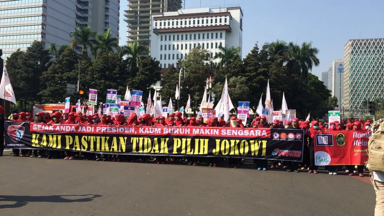 Sejumlah buruh membentangkan spanduk menolak kepemimpinan Jokowi dua periode di sela aksi May Day