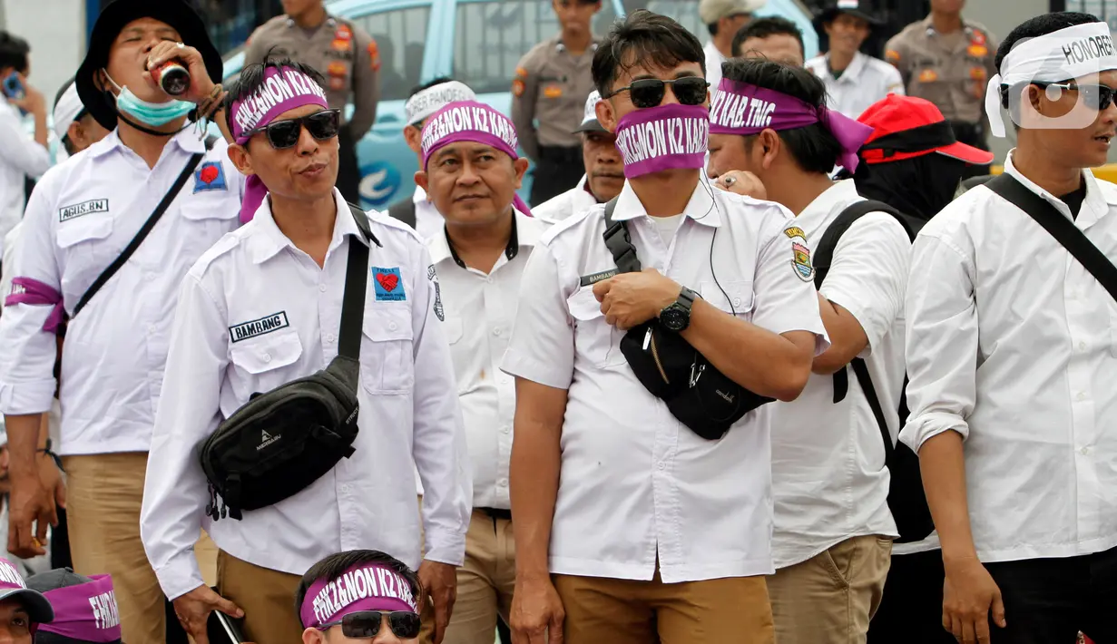 Sebagian jalan diisi massa aksi yang merupakan tenaga honorer dari berbagai instansi di berbagai daerah. (Liputan6.com/Johan Tallo)