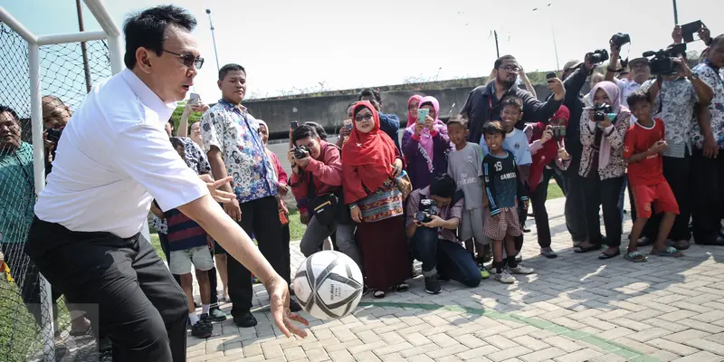 20160406-Resmikan RPTRA Pejagalan, Ahok Unjuk Kebolehan Jadi Kiper-Jakarta