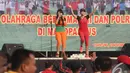 Dua instruktur senam memberikan arahan kepada para peserta senam untuk mengikuti gerakannya, Lapangan Utama Mako Kopassus, Cijantung, Jakarta, Jumat (21/11/2014). (Liputan6.com/Herman Zakharia)