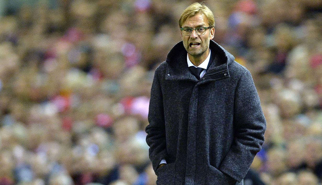 Pelatih Liverpool, Juergen Klopp memberikan instruksi kepada skuat asuhannya pada Liga Europa melawan Rubin Kazan di Stadion Anfield, Inggris, Jumat (23/10/2015). (EPA/Peter Powell)