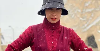Anissa Hapsari terlihat awet muda di usianya yang menginjak 45 tahun, baik dalam gaya pakaian dan riasan. Salah satunya seperti aksesori topi yang dipadupadankannya dengan fashion hijab (Foto: @hapsarianissa29)