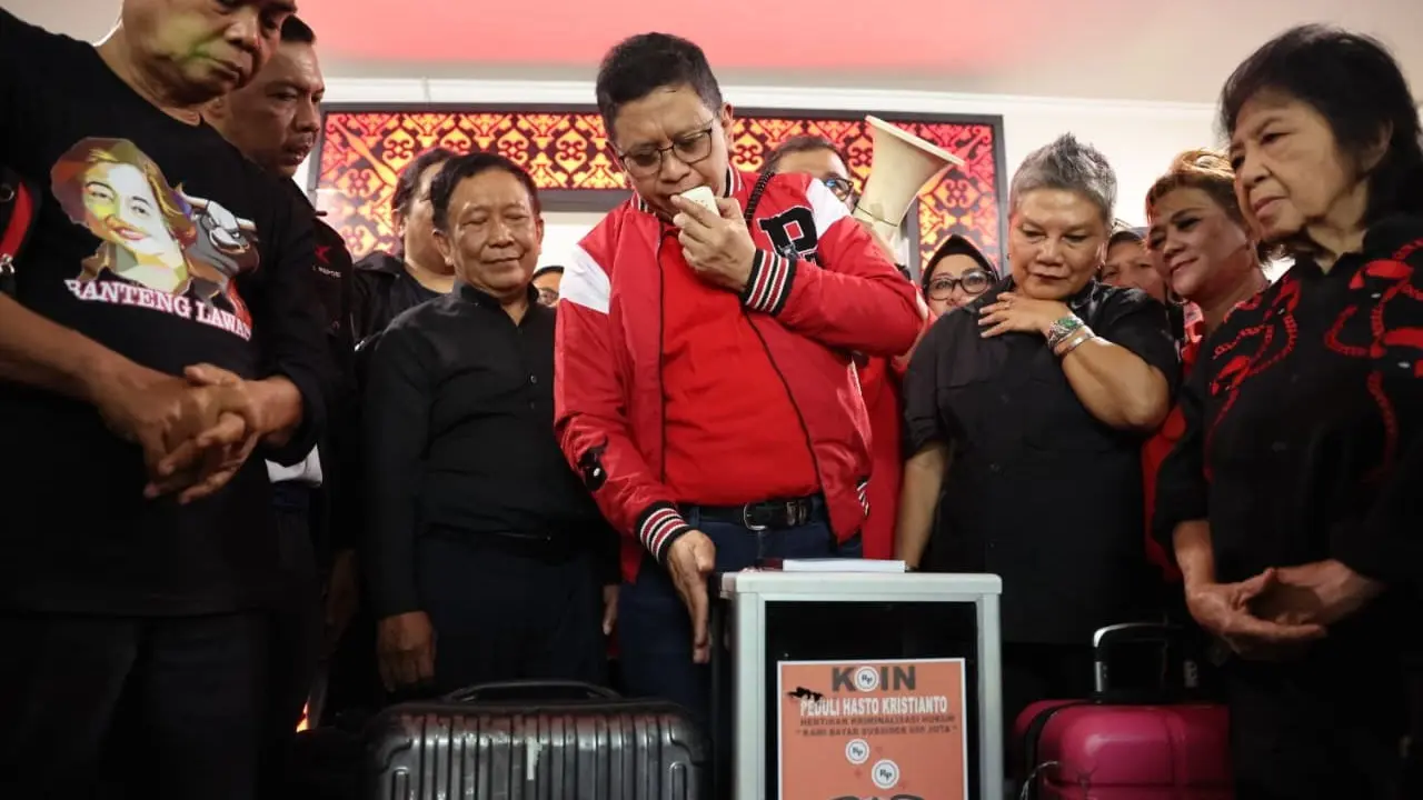 Sekretaris Jenderal DPP PDI Perjuangan (PDIP) Hasto Kristiyanto menerima dukungan simbolis berupa koin dari unsur akar rumput, seperti FKK 124, Banteng Lawas, dan Relawan Perjuangan Demokrasi (Repdem).