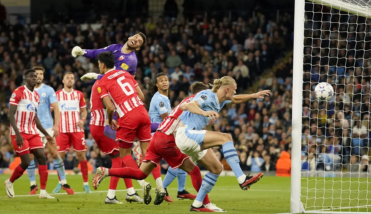 Kiper Red Star Belgrade, Omri Glazer kebobolan gol kedua yang dicetak striker Manchester City, Julian Alvarez pada laga matchday pertama Grup G Liga Champions 2023/2024 di Etihad Stadium, Manchester, Rabu (20/9/2023) dini hari WIB. (AP Photo/Dave Thompson)