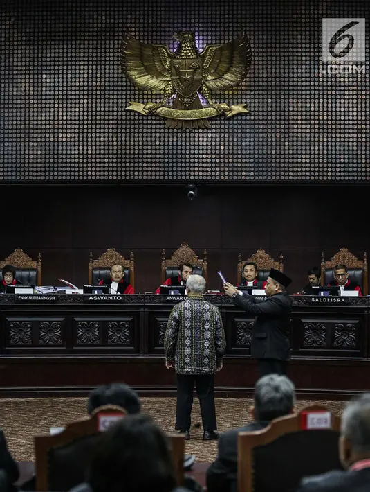 Marsudi Wahyu Kisworo, ahli yang dibawa oleh tim hukum KPU saat disumpah sebelum memberikan keterangan dalam sidang lanjutan sengketa Pilpres 2019 di Gedung MK, Jakarta, Kamis (20/6/2019). Sidang mendengarkan keterangan saksi dan ahli dari pihak termohon, yaitu KPU RI. (Liputan6.com/Faizal Fanani)