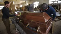 Pekerja membuat peti mati di bengkel furnitur, yang secara total mengalihkan bisnisnya ke produksi peti mati di tengah konflik militer Armenia dan Azerbaijan atas wilayah Nagorno-Karabakh yang memisahkan diri, di ibu kota provinsi yang disengketakan, Stepanakert (4/11/2020). (AFP/Karen Minasyan)