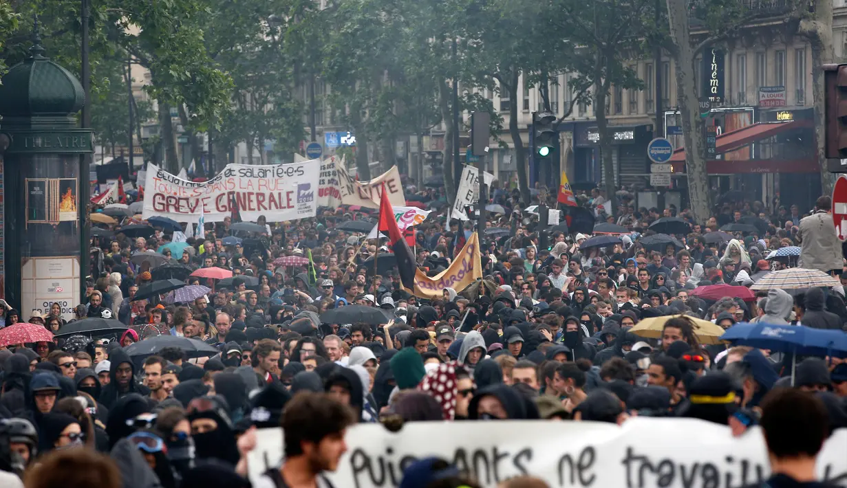 Sejumlah massa memadati Paris saat melakukan aksi demonstrasi, Prancis (23/5). Para pekerja layanan publik Prancis melakukan pemogakan dan meluas menjadi aksi protes. (AP/Christophe Ena)