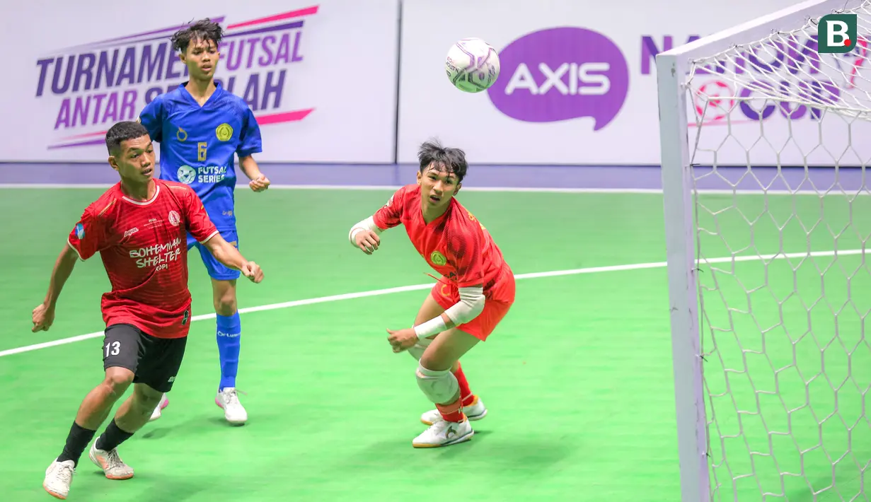 SMAN 8 Makassar (kiri) berhasil mengalahkan SMK Nusantara Jakarta dengan skor 6-1 pada laga Grand Final AXIS NAtion Cup 2023 yang berlangsung di Istora Senayan, Jakarta, Minggu (15/10/2023). (Bola.com/Bagaskara Lazuardi)