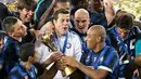 Para pemain Inter Milan bergembira setelah menjuarai Piala Dunia Antarklub berkat kemenangan 3-0 atas TP Mazembe di Abu Dhabi, 18 Desember 2010. AFP PHOTO/MARWAN NAAMANI