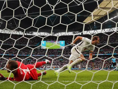 Pemain Inggris Harry Kane (kanan) melakukan selebrasi usai mencetak gol ke gawang Jerman pada pertandingan babak 16 besar Euro 2020 di Stadion Wembley, London, Inggris, Selasa (29/6/2021). Inggris menang 2-0. (AP Photo/Frank Augstein)