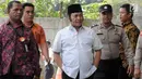 Bupati Lampung Selatan Zainudin Hasan dikawal petugas menuju gedung KPK, Jakarta, Jumat (27/7). Zainudin Hasan akan menjalani pemeriksaan 1x24 jam dan Tim KPK mengamankan uang Rp 700 juta. (Merdeka.com/Dwi Narwoko)