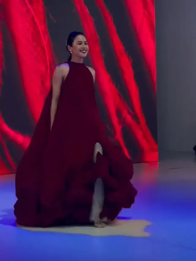 Dari Panggung ASEAN ke Runway, Pesona Menyala Maudy Ayunda dengan Sentuhan Merah