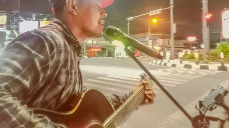 Iwe (31), musisi jalanan.