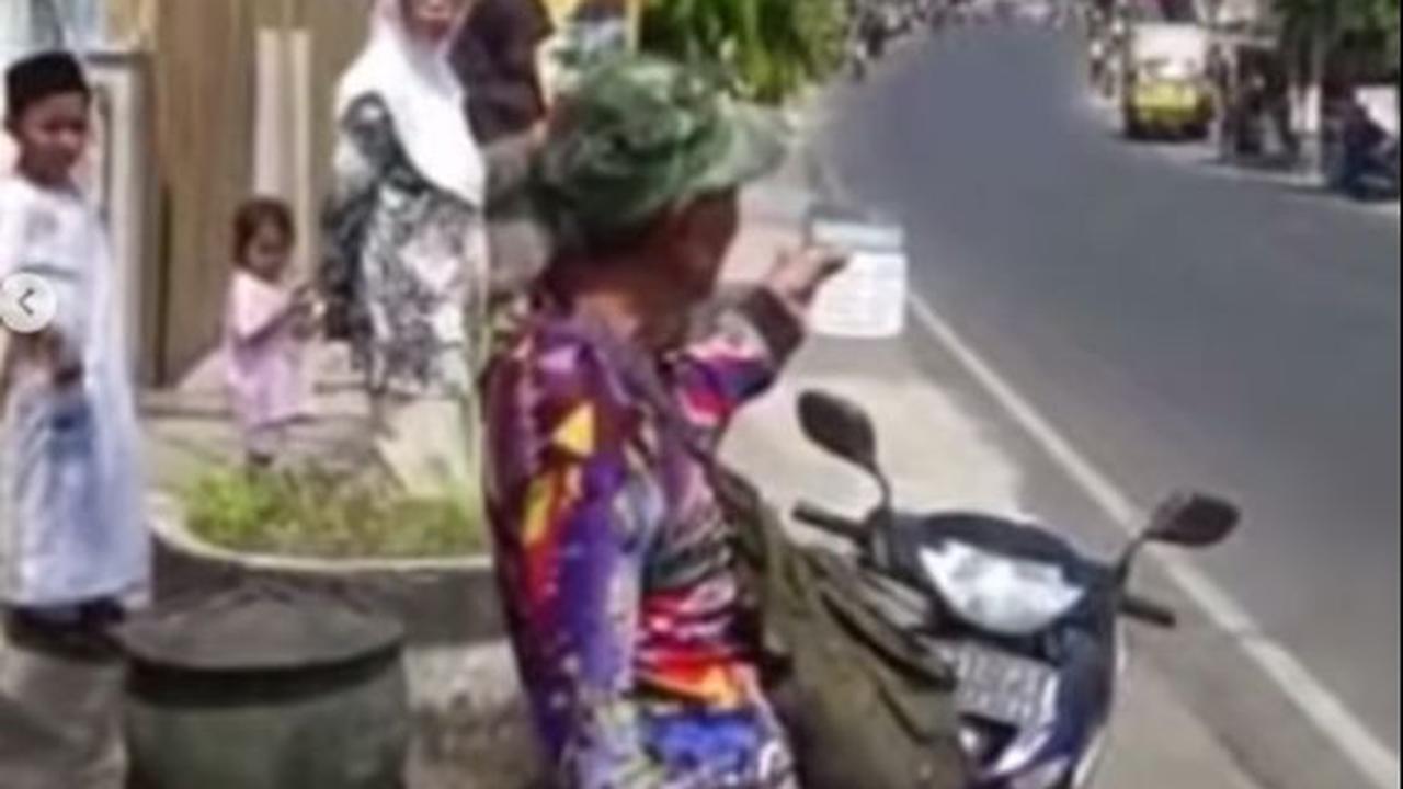 Tak sadar tengah digoda, Cak Son kemudian memenuhi keinginan si perekam. Setelah itu ia kembali fokus mengurus kalkulatornya yang menghadap ke jalan raya seolah mengatur fokus kamera.