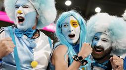 Suporter Argentina saat menyaksikan pertandingan melawan Australia pada laga Piala Dunia 2022 di Stadion Ahmad Bin Ali, Sabtu (3/12/2022). (AP Photo/Lee Jin-man)