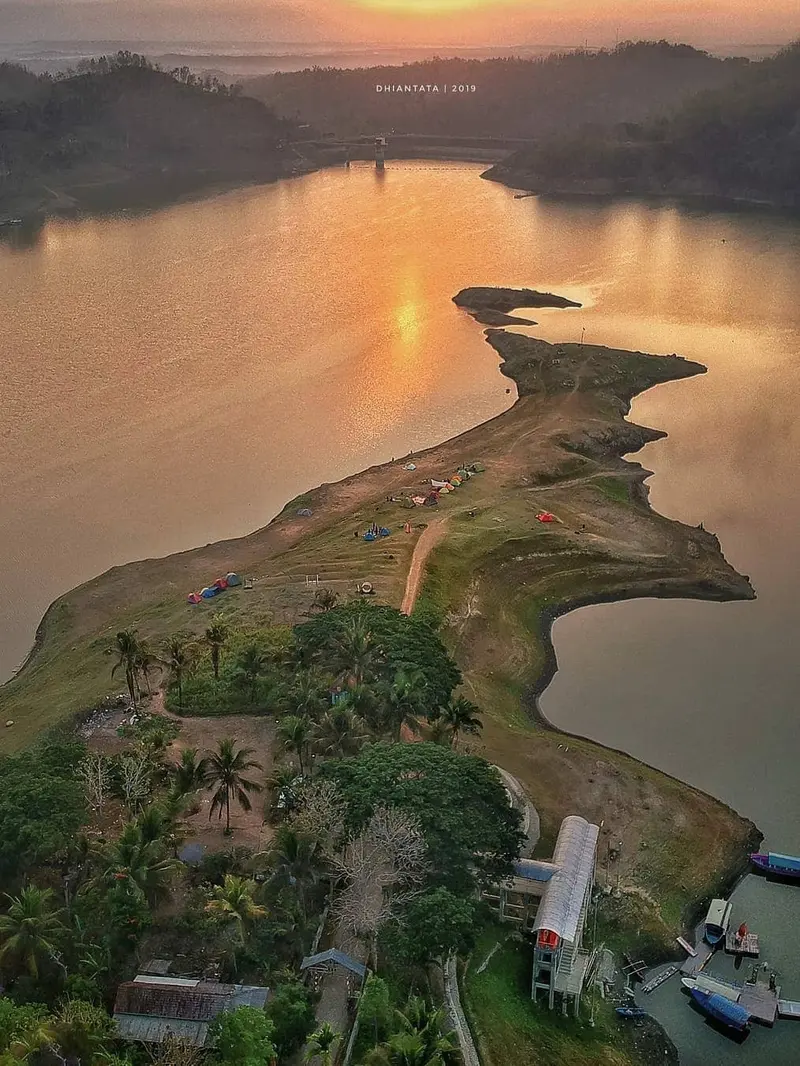 Pemandangan  Waduk Sermo dari atas saat sore hari. (dok. Instagram @dhian_hardjodisastro/https://www.instagram.com/p/B5KkPZ8B-zd//Adhita Diansyavira)