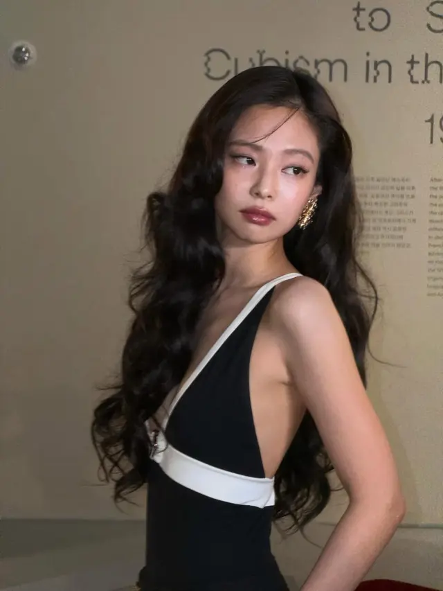 Tampil Menawan di CHANEL Métiers d'art Seoul, Jennie Pancarkan Pesona Old Hollywood dengan Rambut Mengembang dan Lipstik Merah