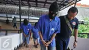 Petugas mengawal tersangka kasus sindikat narkoba internasional di Ditipid Narkoba Bareskrim Polri, Jakarta Timur (27/7). Penyidik Ditipid Narkoba Bareskrim Polri berhasil mengungkap dua kasus sindikat narkoba internasional. (Liputan6.com/Gempur M Surya)