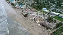 Pandangan dari udara menunjukkan sebagian rumah terguling ke pantai setelah Badai Nicole mendarat di Pantai Daytona, Florida (10/11/2022). Badai Nicoler datang ke darat sebagai badai Kategori 1 sebelum melemah menjadi badai tropis saat bergerak melintasi negara bagian. (Joe Raedle/Getty Images/AFP)
