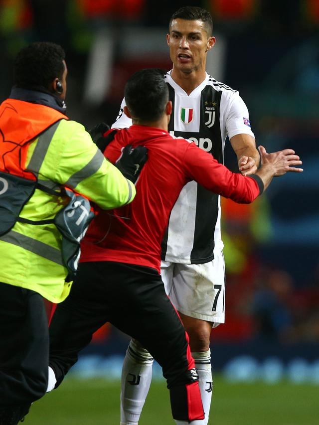 Aksi Nekat Fans MU Hampiri Ronaldo di Lapangan