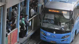 Penumpang menunggu bus Transjakarta di halte Tosari, MH Thamrin, Jakarta, Kamis (26/7). Jumlah penumpang Transjakarta dari 790 ribu menjadi 877 ribu sejak diberlakukannya sistem ganjil genap di sejumlah ruas jalan Ibu Kota. (Merdeka.com/Iqbal S. Nugroho)