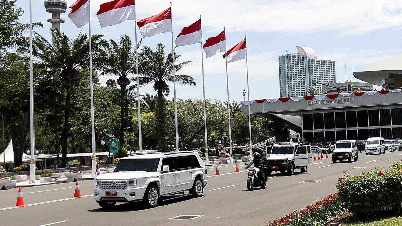 VIDEO: Paspampres Berjas Sigap Berlari Kawal Presiden Prabowo Sapa Rakyat Menuju Istana