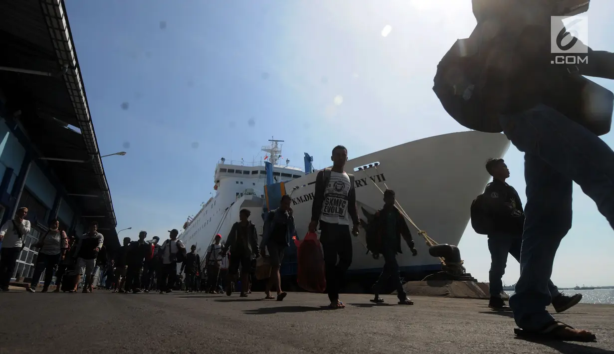 Ratusan penumpang turun dari KM Dharma Ferry VII yang mereka tumpangi tiba di Dermaga Gapura Surya Nusantara, Pelabuhan Tanjung Perak, Surabaya, Jawa Timur, Kamis (30/5/2019). (merdeka.com/Dwi Narwoko)