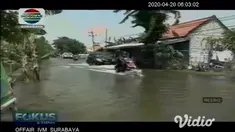 Musim penghujan yang belum usai menambah ancaman baru di tengah pandemi corona. Seperti banjir di Lamongan belasan desa masih di kepung banjir.