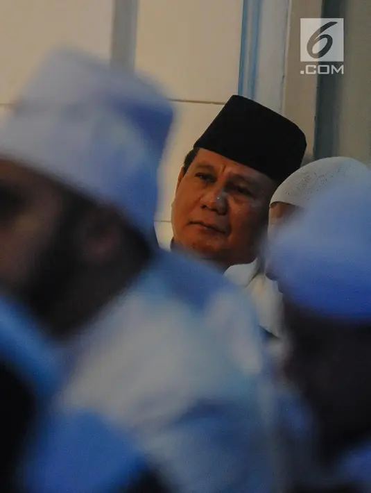 Calon presiden nomor urut 02 Prabowo Subianto saat menghadiri Maulid Nabi sekaligus haul Habib Ali bin Abdurrahman Al-Habsyi Kwitang di Kwitang, Jakarta, Kamis (6/12). (Liputan6.com/Faizal Fanani)