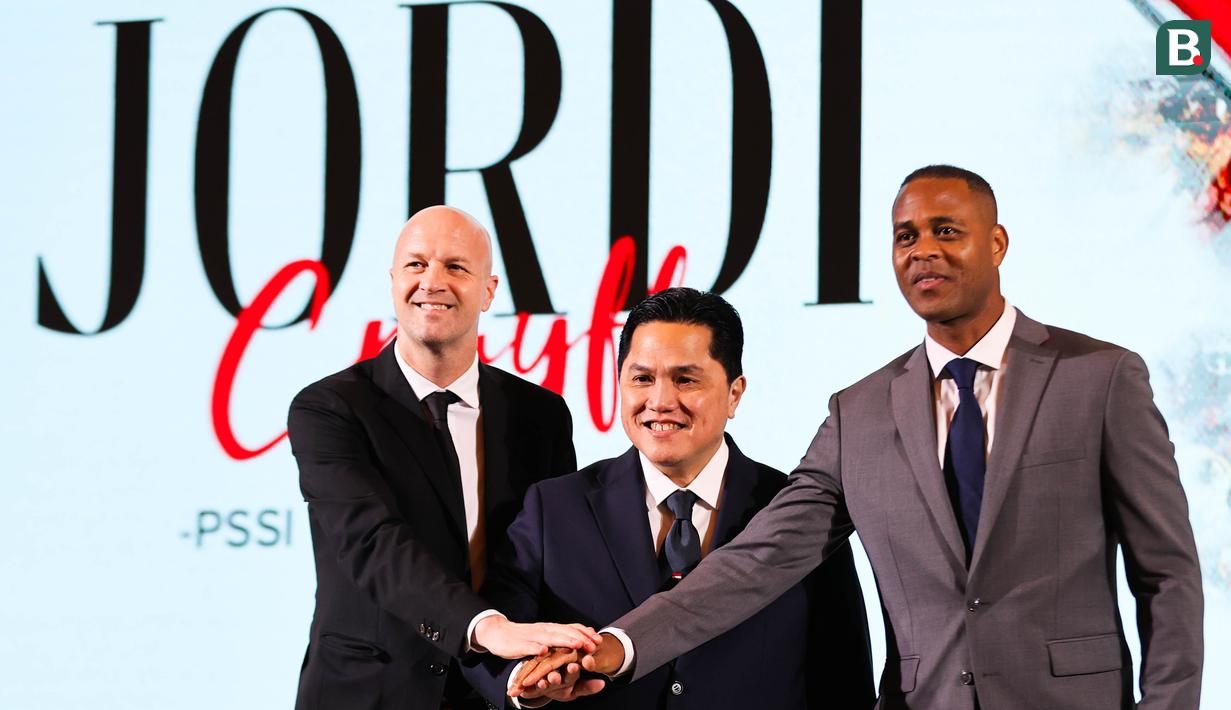 Jordi Cruyff (kiri) bersama Erick Thohir (tengah) dan Patrick Kluivert (kiri) dalam acara perkenalan dirinya sebagai penasihat teknik PSSI di Hotel Mulia Senayan, Jakarta, Selasa (11/3/2025) sore. (Bola.com/Abdul Aziz)
