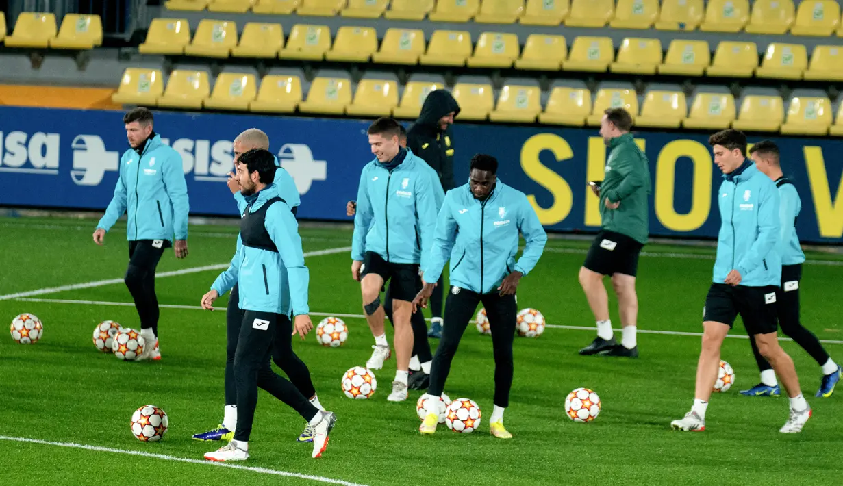 Para pemain Villarreal menghadiri sesi latihan bersama rekan setim di Ciudad Deportiva Villarreal di Vila-Real, Senin (22/11/2021). Villarreal bakal menjamu Manchester United dalam lanjutan Liga Champions, Selasa (23/11) waktu setempat. (JOSE JORDAN / AFP)