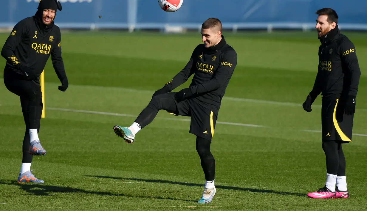 (dari kiri) Penyerang Paris Saint-Germain (PSG)Neymar, gelandang Italia Marco Verratti dan penyerang Argentina Lionel Messi mengikuti sesi latihan di Saint-Germain-en-Laye, sebelah barat Paris, Selasa (7/2/2023). PSG akan menghadapi Marseille di Stade Velodrome pada babak 16 besar Coupe de France 2022/2023, Kamis, 9 Februari 2023 dini hari WIB. (Photo by FRANCK FIFE / AFP)