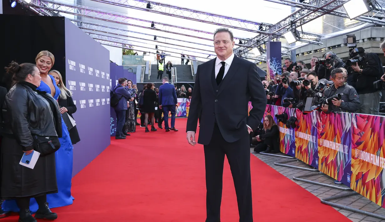Brendan Fraser berpose untuk fotografer saat tiba untuk pemutaran perdana film 'The Whale' selama Festival Film London 2022 di London, Selasa, 11 Oktober 2022. Brendan telah kembali keluar dari sorotan setelah berjuang melawan depresi. (Photo by Vianney Le Caer/Invision/AP)