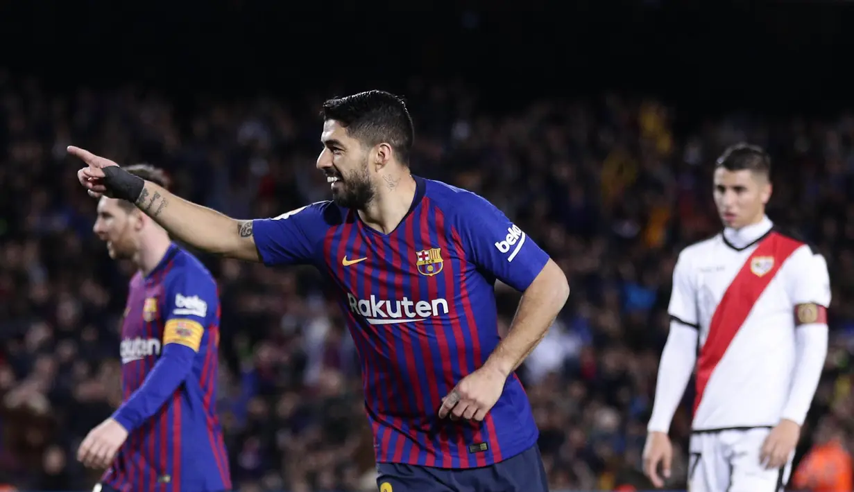 Striker Barcelona, Luis Suarez, melakukan selebrasi usai membobol gawang Rayo Vallecano pada laga La Liga di Stadion Camp Nou, Sabtu (9/3). Barcelona menang 3-1 atas Rayo Vallecano. (AP/Manu Fernandez)