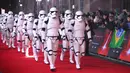 Pasukan Stormtroopers berjalan di karpet merah saat pemutaran perdana film 'Star Wars: The Last Jedi' di London, Inggris (12/12). (Photo by Vianney Le Caer/Invision/AP)