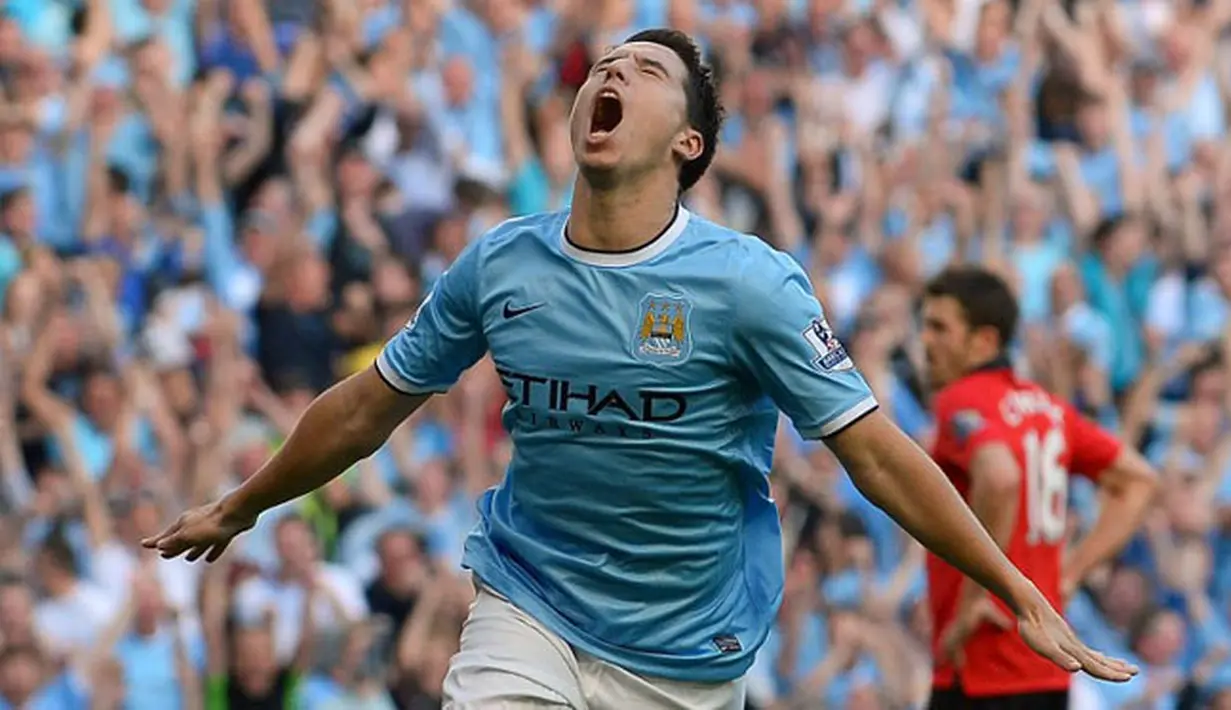 Gelandang Manchester City Samir Nasri (C) melakukan selebrasi setelah berhasil mencetak gol keempat pada pertandingan sepak bola Liga Inggris antara Manchester City vs Manchester United di Stadion Etihad, Manchester (22/09/13). (AFP/Andrew Yates)