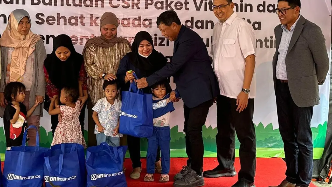 Guna mendukung program pemerintah dalam penanganan stunting, BRI Insurance (BRINS) menyalurkan bantuan Tanggung Jawab Sosial (Corporate Social Responsibility/CSR) kepada ibu dan balita.