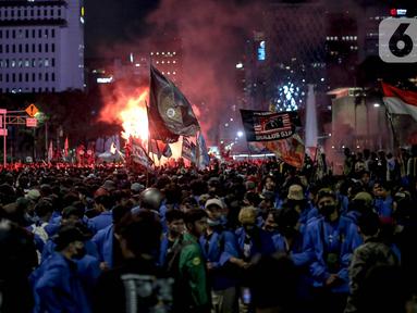 Ratusan pengunjuk rasa gabungan dari berbagai Universitas saat aksi menolak kenaikan harga BBM bersubdisi di kawasan Patung Kuda Arjuna Wijaya, Jakarta, Selasa (13/9/2022). Aksi unjuk rasa yang disertai membakar ban mobil bekas menolak kenaikan BBM subsidi. (Liputan6.com/Faizal Fanani)