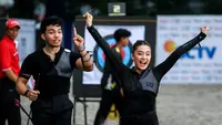 Selebritas Indonesia, Saaih Halilintar dan Aqeela Calista merayakan kemenangan setelah menjuarai cabor panahan Turnamen Olahraga Selebriti Indonesia (TOSI) Season 3 yang berlangsung di Arthayasa Stable, Depok, Jawa Barat, Jumat (01/11/2024). (Bola.com/Bagaskara Lazuardi)