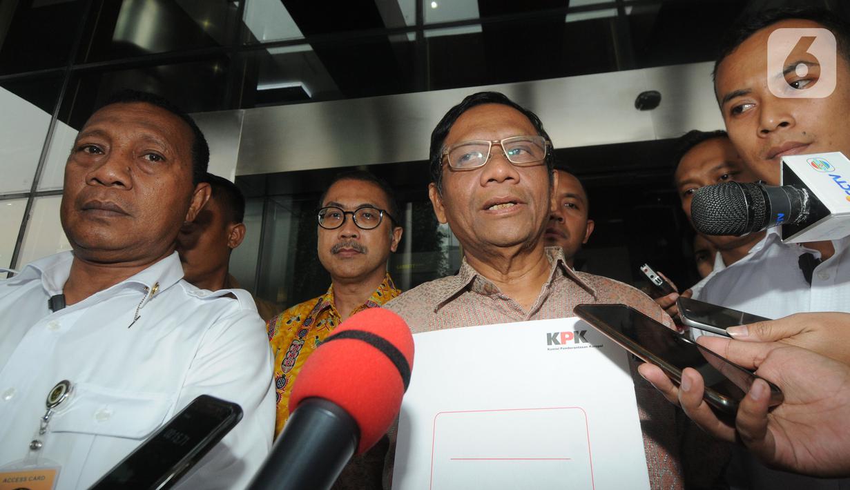 Menko Polhukam, Mahfud Md menunjukkan tanda terima Laporan Harta Kekayaan Penyelenggara Negara (LHKPN) di Gedung KPK, Jakarta, Senin (2/12/2019). Diberitakan sebelumnya, KPK mengimbau para menteri untuk melaporkan kekayaan mereka ke KPK. (merdeka.com/Dwi Narwoko)