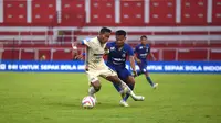 Kapten Persita Tangerang, M Toha dilanggar pemain Arema, Bayu Setiawan. (Bola.com/Iwan Setiawan)