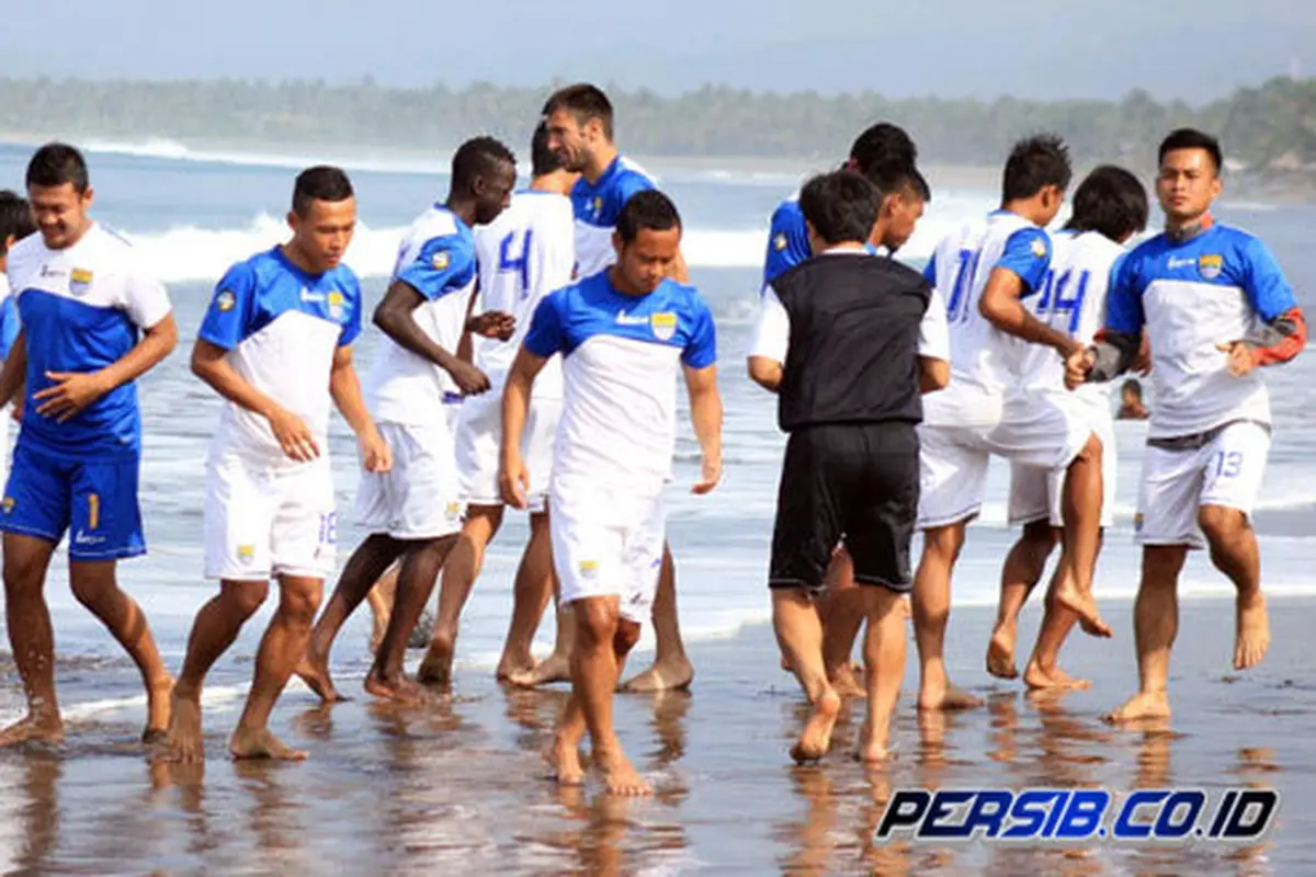 Persib Jalani Latihan di Kawasan Pantai