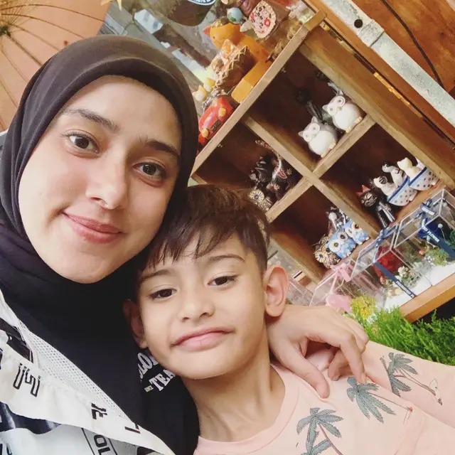 6 Potret Kebersamaan King Faaz dan Ibundanya, Penuh Kasih Sayang