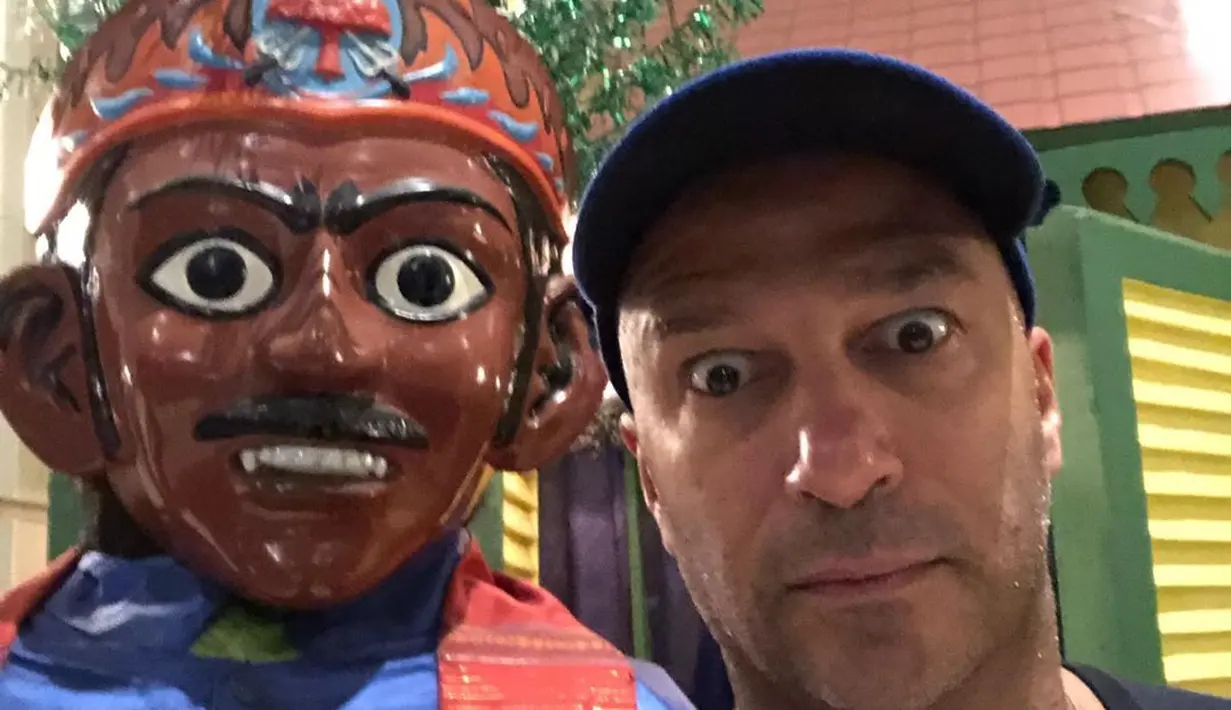 Tom Morello mengunggah foto bersama maskot Kota Jakarta, Ondel-ondel. Tom Morello dan bandnya Rage Against the Machine tampil di Hodgepodge Superfest hari minggu lalu. (Liputan6.com/IG/@tommorello)